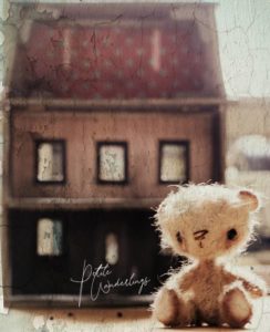 Handmade Mini Plush Mohair Artist von Pinktea Bear for Blythe and 1/6 size Dolls with Little Doll House by Petite Wanderlings