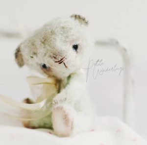 Handmade Mini Plush Mohair Artist Glass Eyed von Pinktea Bear for Blythe and 1/6 size Dolls by Petite Wanderlings
